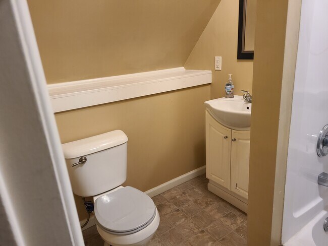 914 S Center St unit 3, Bloomington, IL 61701 - photo 7