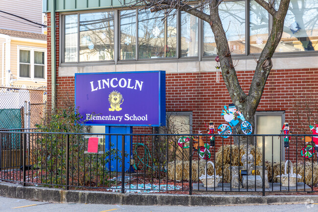 Lincoln No. 3 Elementary School aims to support children in achieving a successful future.