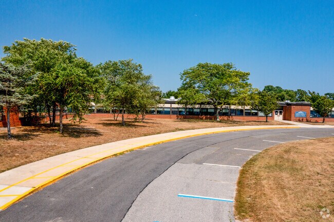 Big U shaped drive way makes it perfect for easy pick up and drop off at Bayview Elementary.