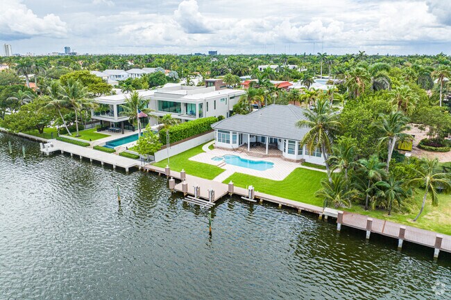 Hollywood Lakes neighborhood boasts picturesque rows of charming homes.