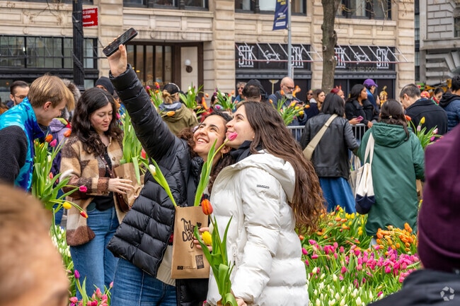 Create new memories with friends & family during the Tulip Day event in the Flatiron District.
