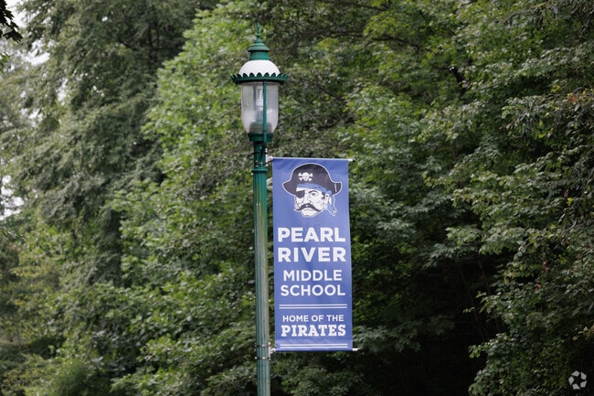 Pearl River Middle School gets a grade of A- from Niche.