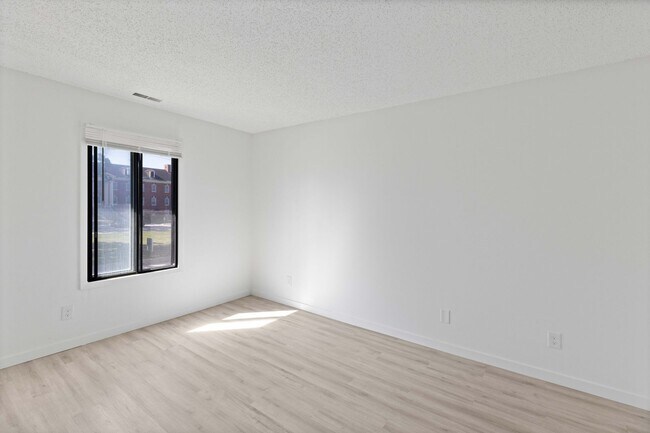 Recently updated apartments near to shopping, dining, and public transportation, Des Moines, IA 50310 - photo 5