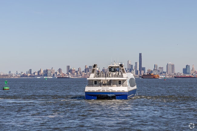 The Staten Island Ferry is a fast connection from West Brighton to Manhattan.