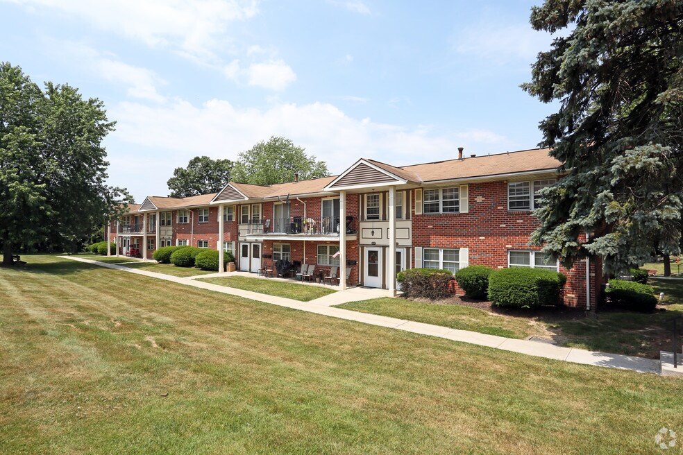 Green Valley Apartments 370 Greentree Dr, East Stroudsburg, PA
