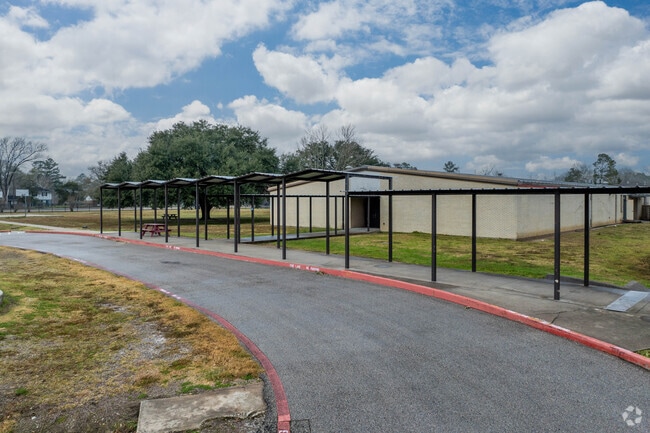 Hull-Daisetta Elementary earns a C- rating from niche.com.