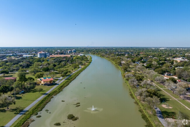 La Resaca has a three mile long walking trail along the perimeter.