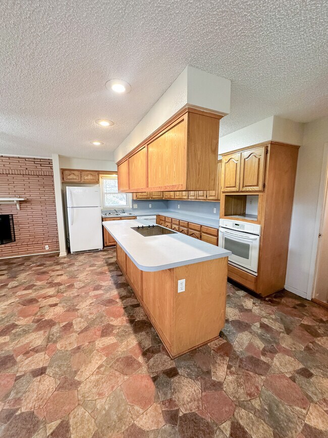 924 NW Runyon Rd, Lawton, OK 73507 - photo 3