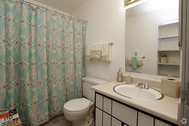 1BR, 1BA - 610 SF