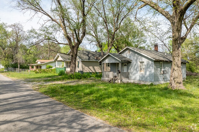 Homes of various styles can be found throughout Washington Park.