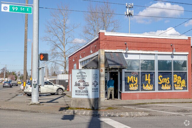 A local walks into My 4 Sons BBQ on a sunny afternoon in Midland WA.