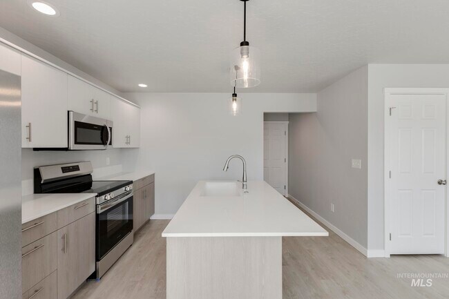 119 Caribou St, Horseshoe Bend, ID 83629 - photo 6