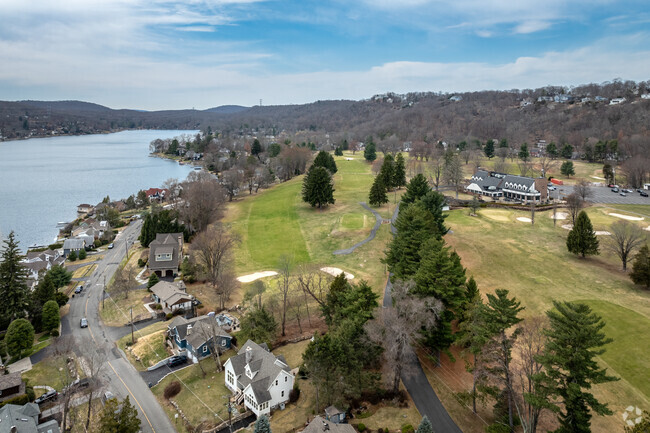 Lake Mohawk Golf Club offers an 18-hole course and a full-length driving range with wonderful views and a popular '19th hole'.