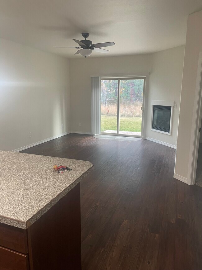 LARGE LIVING/DINING RM