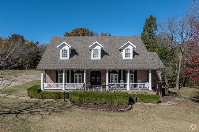 At the rural edges of Hyland Park, there are many colonial revival homes.