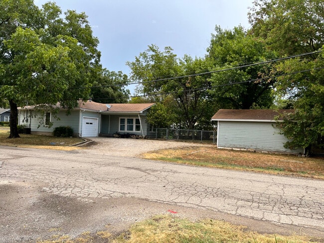 1000 E Walnut St, Hillsboro, TX 76645 - photo 4