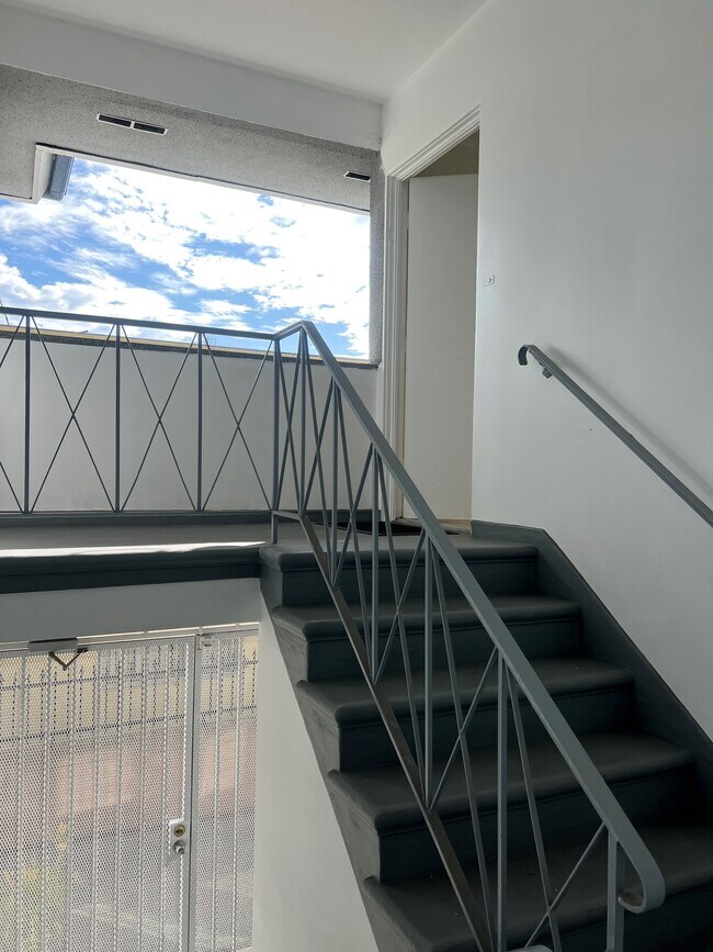 12233 Vanowen St unit D, North Hollywood, CA 91605 - photo 3