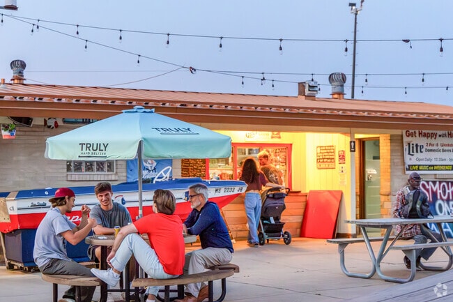 Located south of North Bay-Shorecrest, Smoke'd On the Water offers quick food by the waterfront.