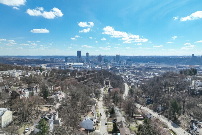Ariel of Fineview facing Downtown Pittsbrugh.