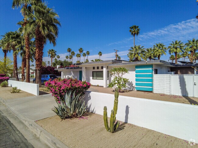 This Many Mid-Century modern home in Warm Sands has an teal color accent.