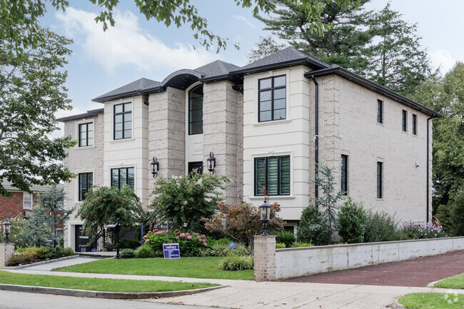 There are also luxurious McMansions in Ridgefield, NJ.