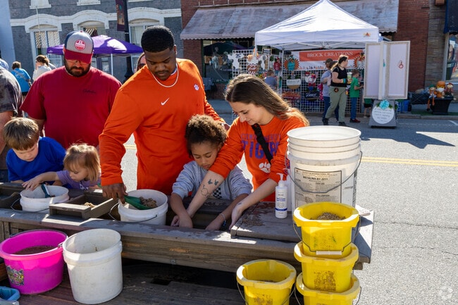 Local traveling TIm gives families a change to pan for valuable gems at Honea Path Fall Fest.
