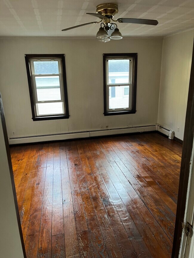 56 W Weir St unit 3 bedroom with heat, Taunton, MA 02780 - photo 4