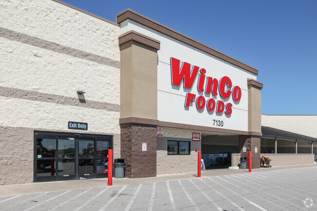 WinCo Foods is just one of many grocery stores near Shadow Mountain.