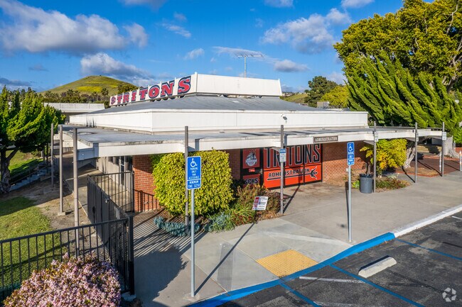 San Clemente High School offers a rigorous academic program for its 9-12 grade Students.