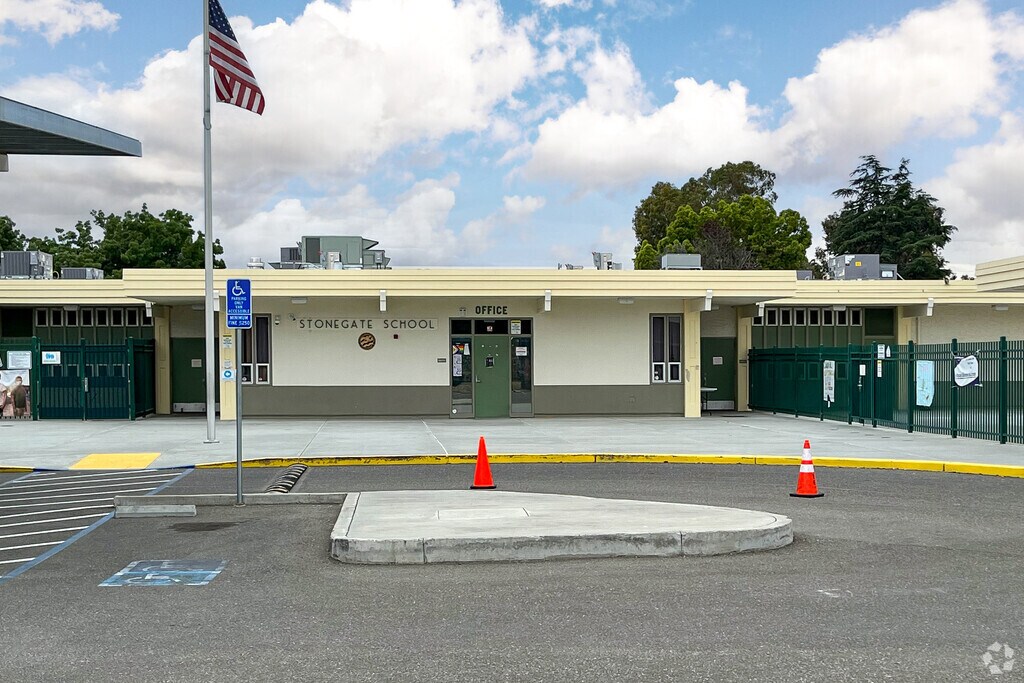 Stonegate Elementary Serves TK-8th Grade Students in Stonegate.