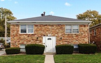 1209 Orchard Rd, Bloomington, IL 61704