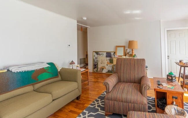 422 W Saginaw St unit Upper, Lansing, MI 48933 - photo 4