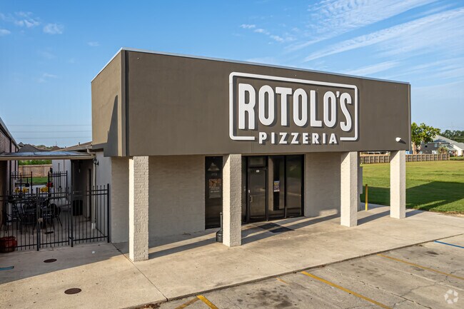 Rotolo’s Pizzeria delights customers with fresh daily-made dough and a menu of classic and specialty pizzas.
