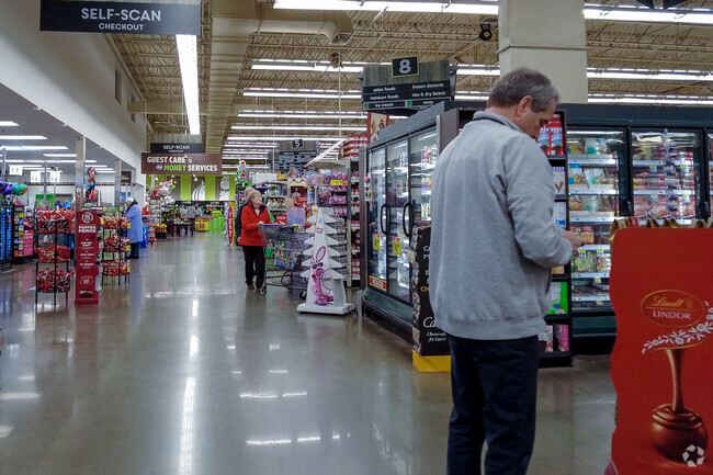 The local grocery store, Kroger, is located near Lake Forest.