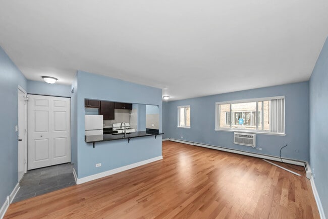 663 W Grace St unit 217, Chicago, IL 60613 - photo 2