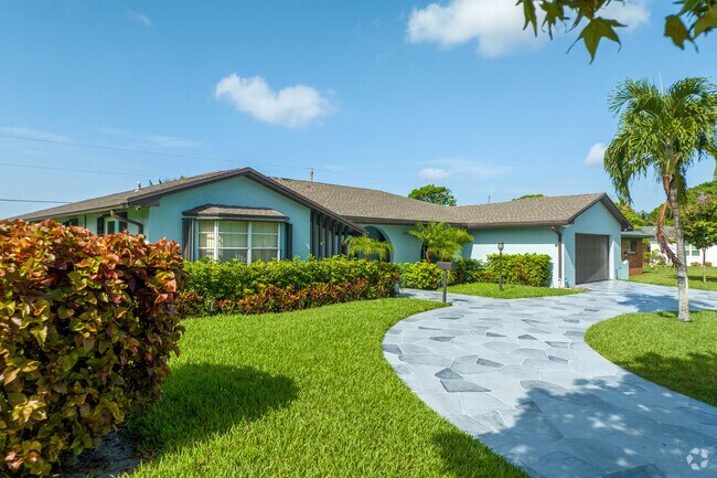 Ranch style home with covered parking garage in Northshore.