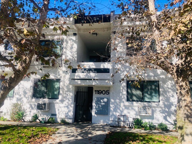 11905 Avon Way unit 103, Los Angeles, CA 90066 - photo 1