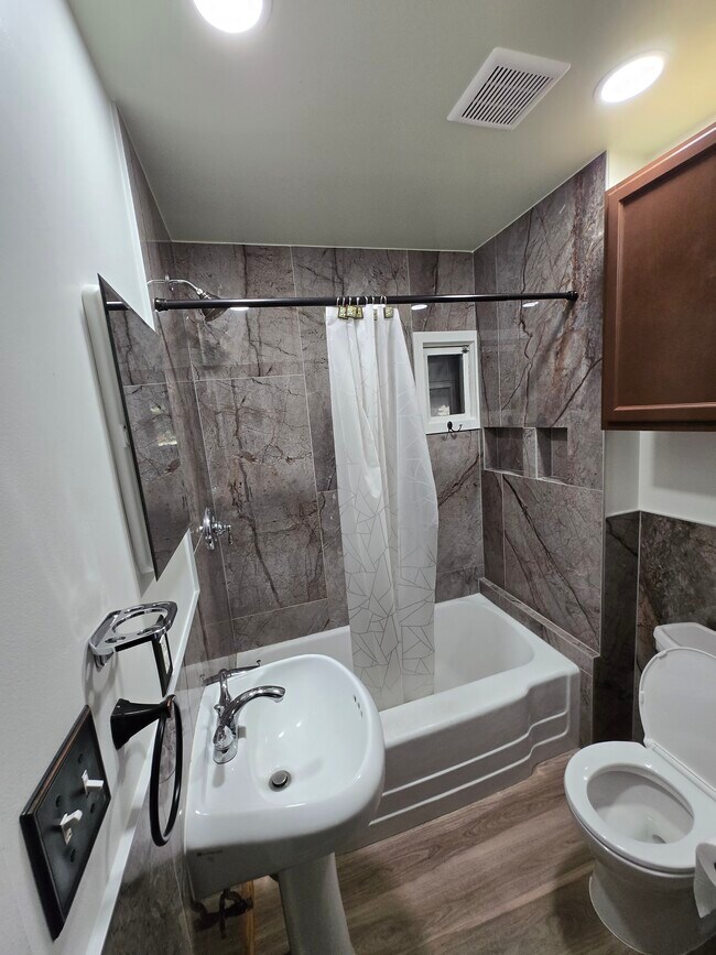 2325 Reading Rd unit Apartment 4, Cincinnati, OH 45202 - photo 6