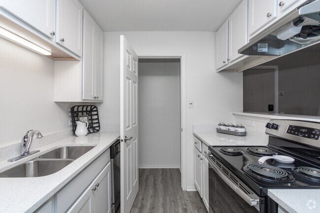 The Green At Chevy Chase Apartments, Buffalo Grove, IL 60089 - photo 2