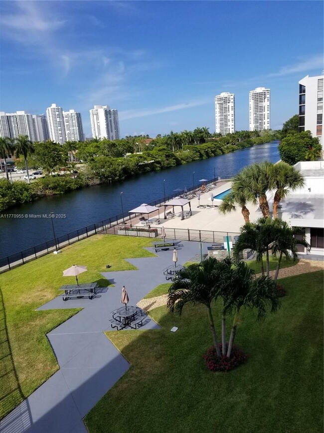 3401 N Country Club Dr, Aventura, FL 33180