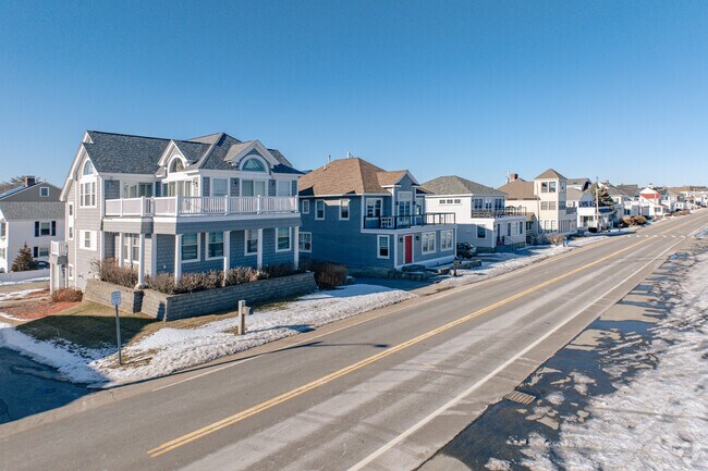 Beautiful newly contructed beach homes line the busy hampton roads.