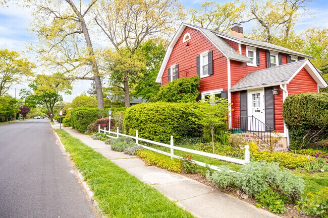 An old Colonial Revival sits on a quiet street in Roslyn Heights.