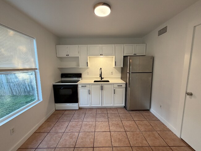 1410 Ashwood Rd unit C, Austin, TX 78722 - photo 4