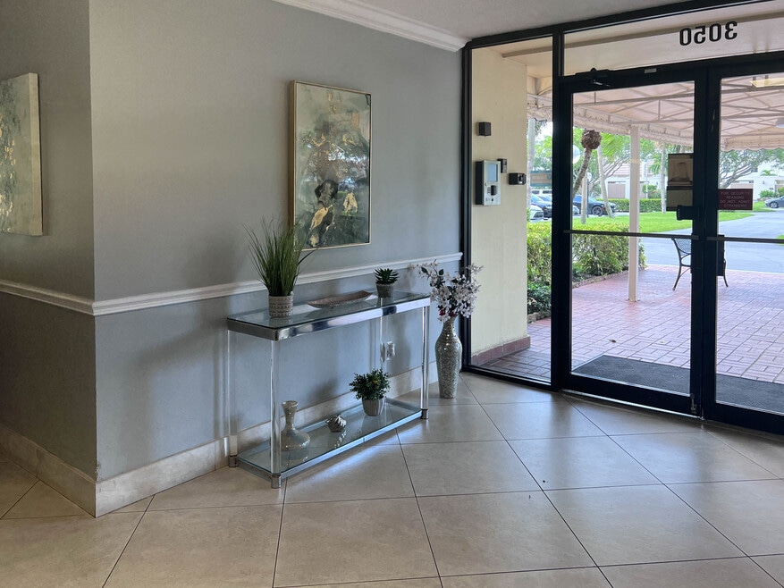 3150 N Palm Aire Dr unit Big 2-2 Apartment, Pompano Beach, FL 33069 - photo 1