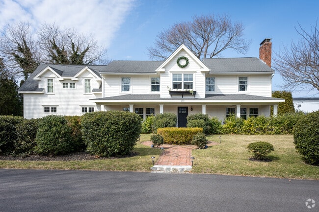 Enjoy the charm of colonial revival homes with modern designs in Hamilton, RI, ideal for family life.