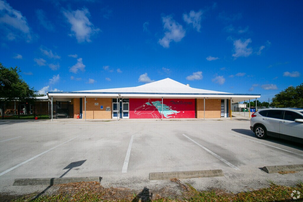 Mustang mural is on the front of Sabal Elementary School.