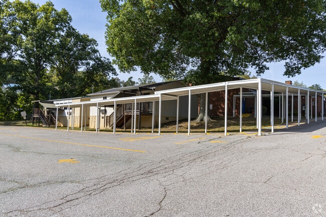 Shoals Elementary School has a student to teacher ratio of 16 to 1.