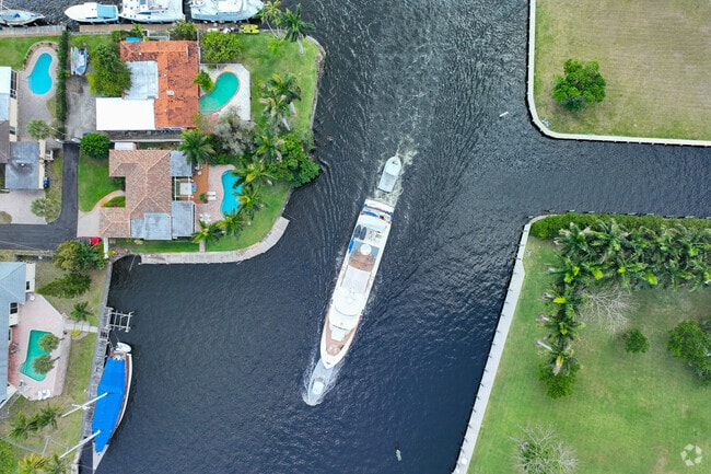 Go boating right off your doorstep in River Oaks.