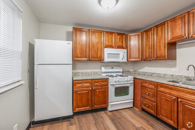 2BR, 1BA - 800SF - Kitchen