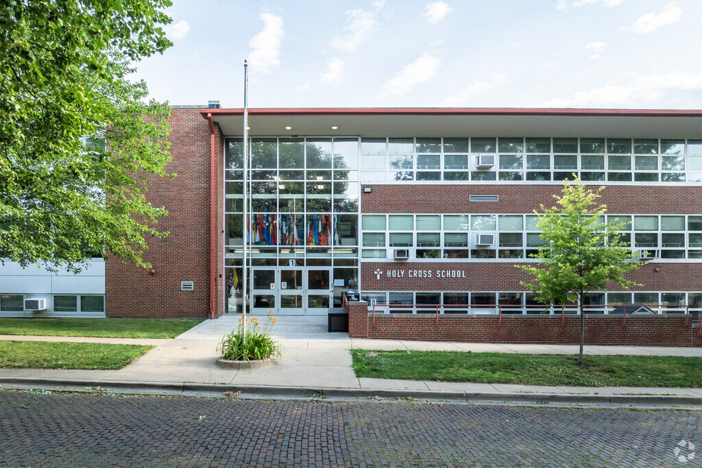 Holy Cross Elementary is located in Champaign, IL.